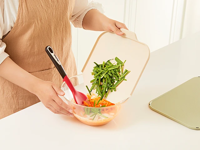 채소 넣고 반죽 섞기